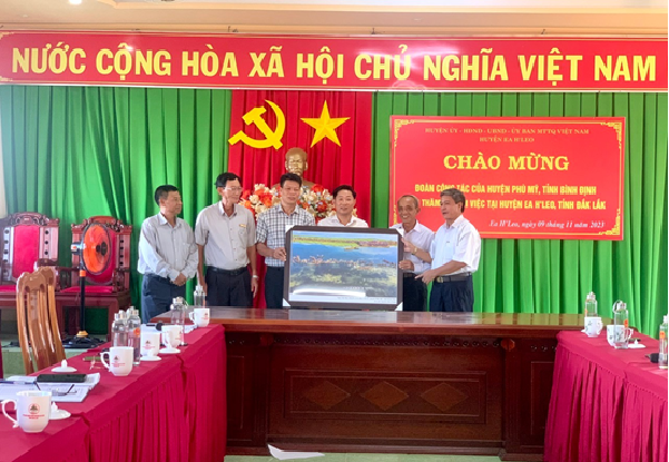 Đoàn công tác huyện Phù Mỹ, tỉnh Bình Định, trao đổi kinh nghiệm triển khai hoạt động thực hiện chương trình mục tiêu quốc gia giảm nghèo bền vững tại huyện Ea H’Leo.